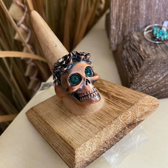 Skull Ancientry Gold White Metal Ring With Emerald Eyes Sizes 10 - Picture 1 of 7